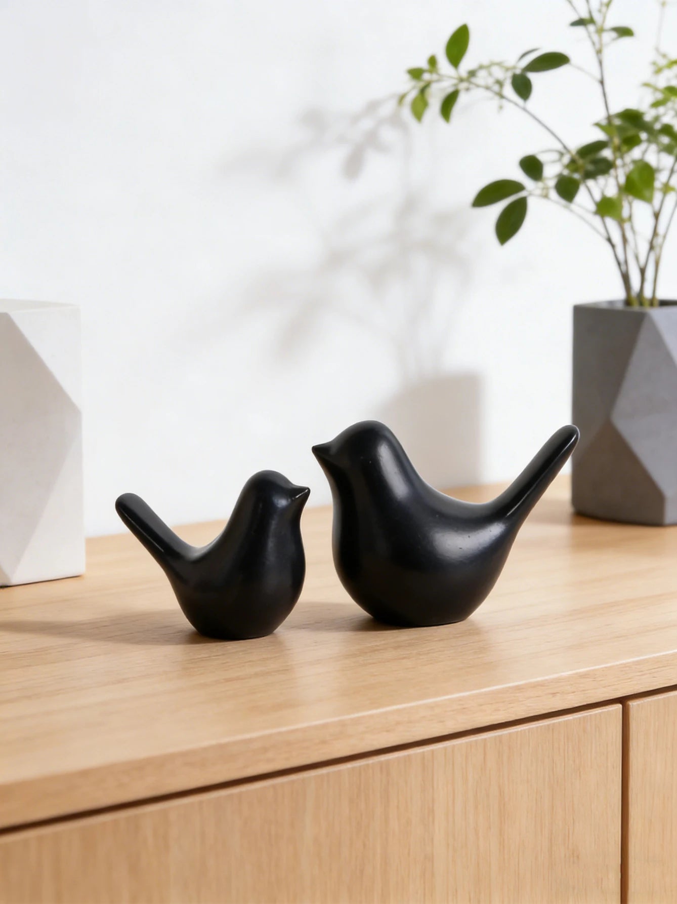 A pair of Eames Bird sculptures, small resin bird figurines, home decor for bedrooms, living rooms, and study desks.