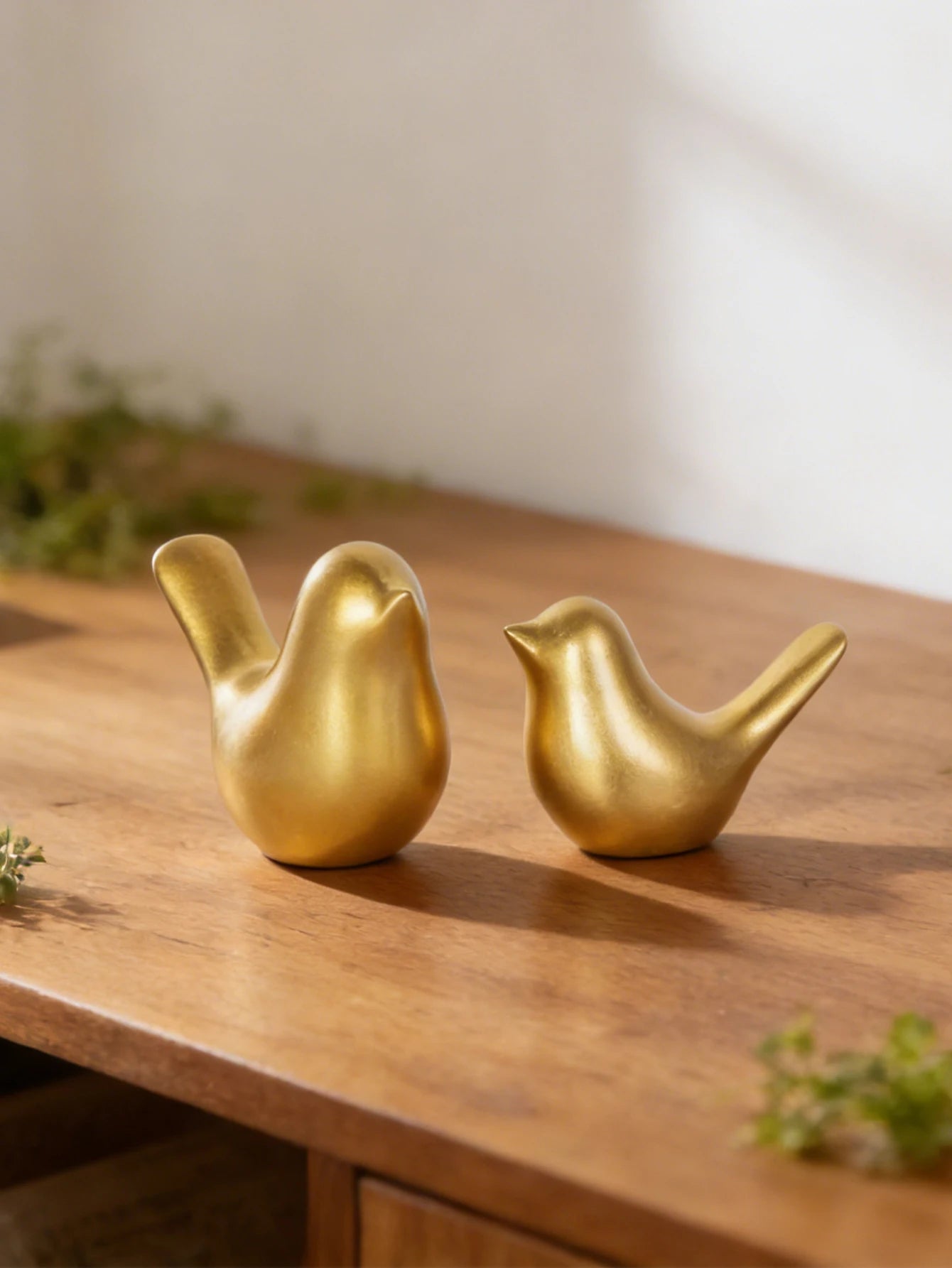 A pair of Eames Bird sculptures, small resin bird figurines, home decor for bedrooms, living rooms, and study desks.