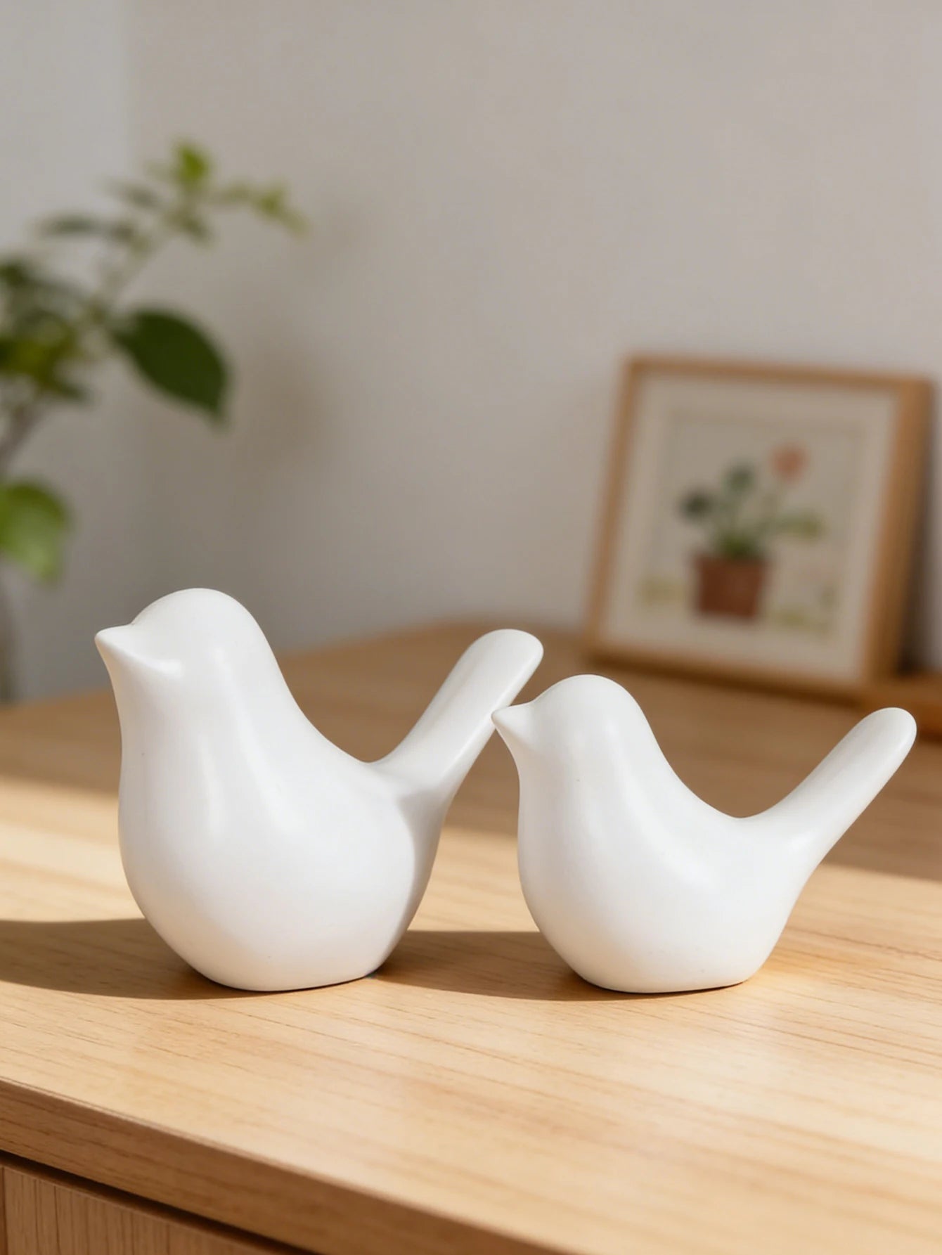 A pair of Eames Bird sculptures, small resin bird figurines, home decor for bedrooms, living rooms, and study desks.